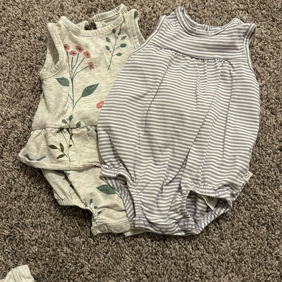 Carters romper - Picture 1 of 3